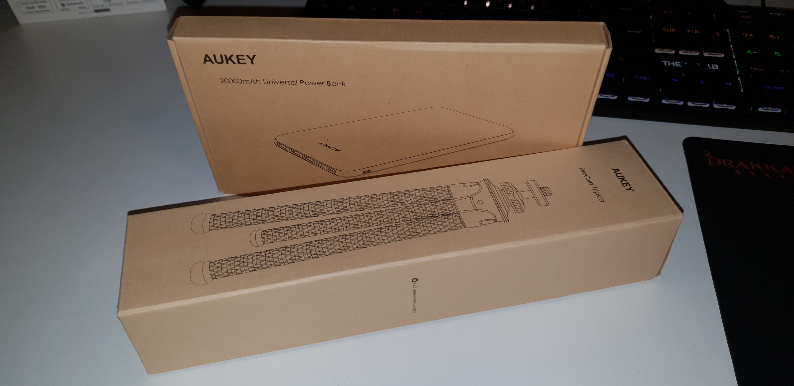 Batterie Aukey PB-Y14 et Trépied Aukey CP-T05